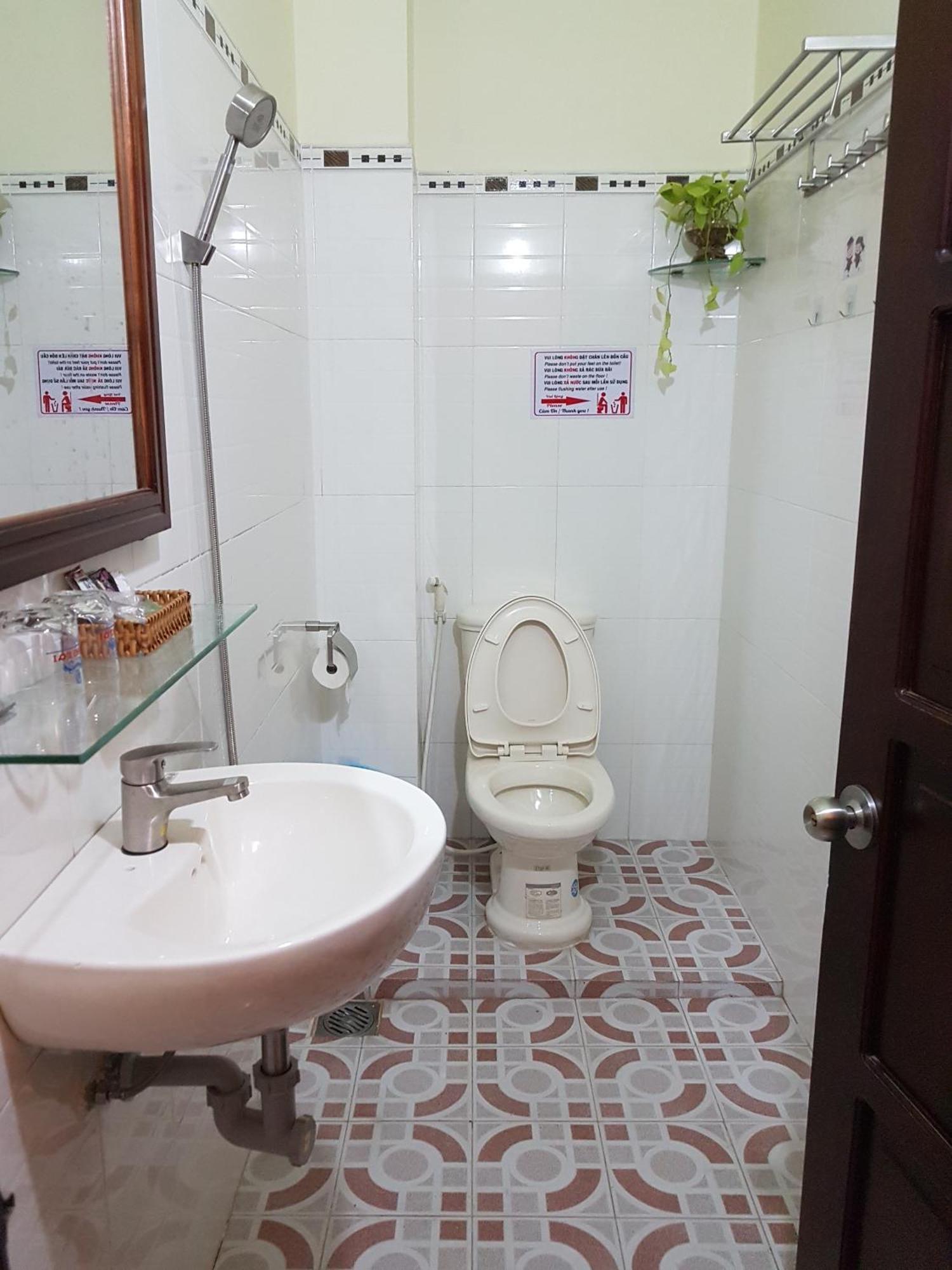 Hostel Dang Loi ホステルダンロイ Chau Doc Bagian luar foto