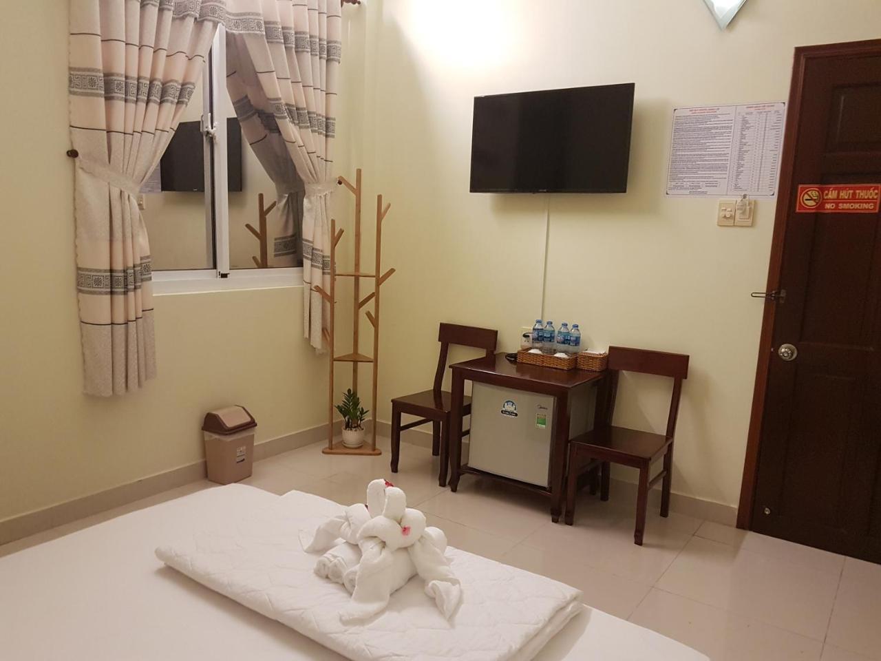 Hostel Dang Loi ホステルダンロイ Chau Doc Bagian luar foto