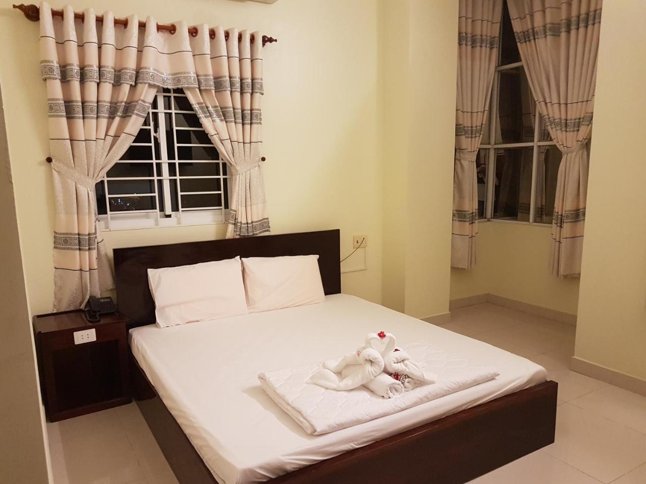 Hostel Dang Loi ホステルダンロイ Chau Doc Bagian luar foto
