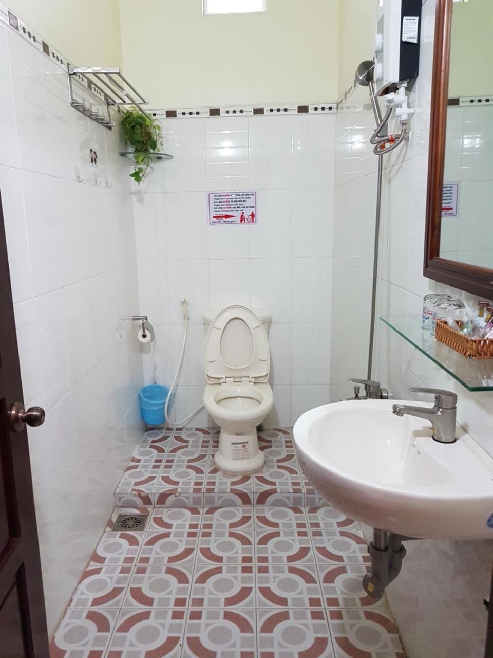 Hostel Dang Loi ホステルダンロイ Chau Doc Bagian luar foto